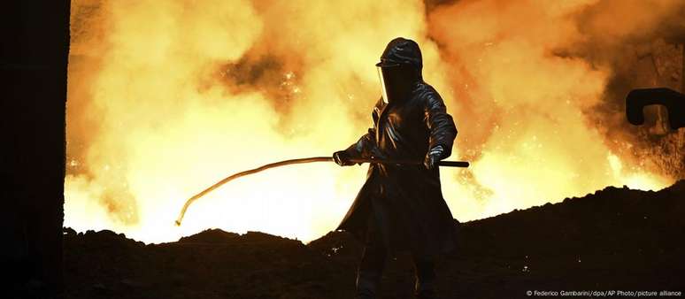 Trump intensificou a guerra comercial ao ignorar alertas da China e da UE e impor tarifas sobre aço e alumínio