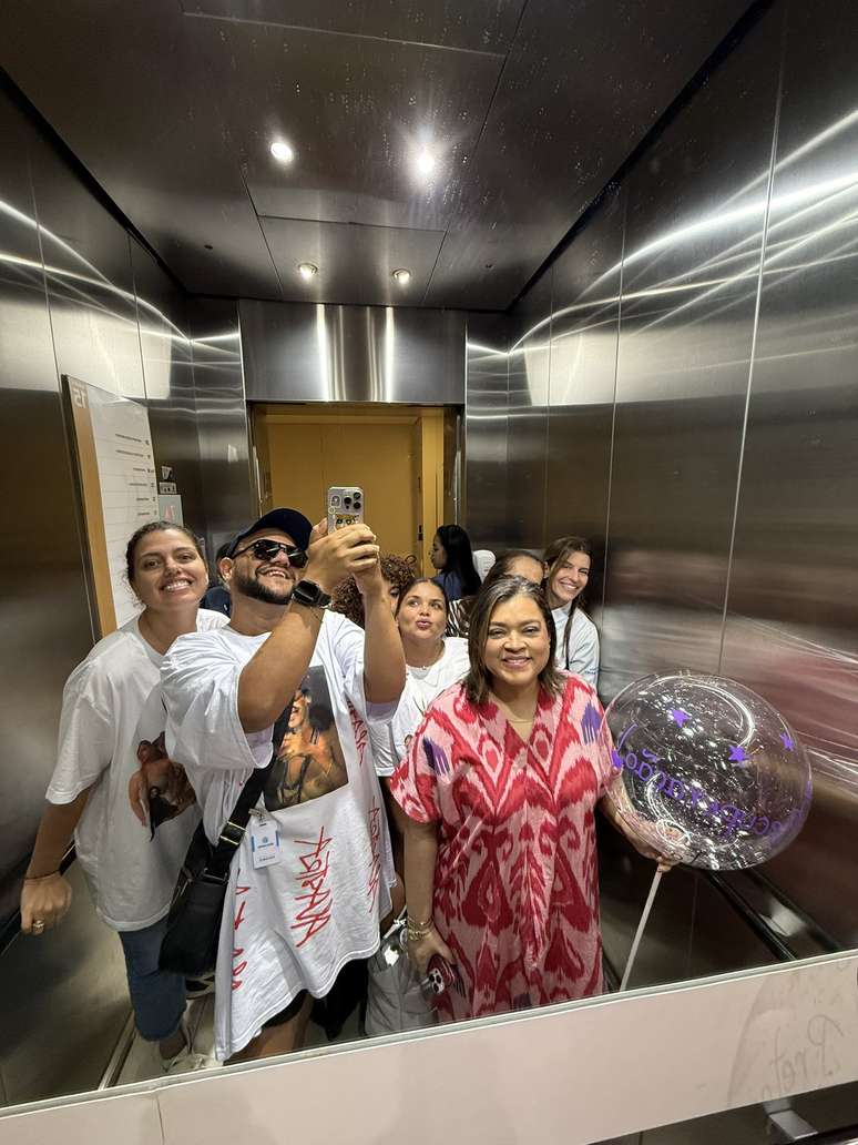 Preta Gil e os amigos deixando o hospital - Reprodu&ccedil;&atilde;o/ X