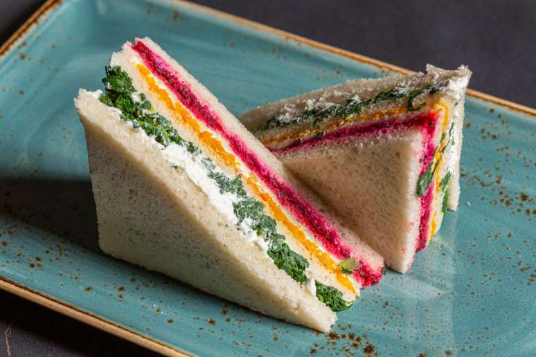 Sanduíche colorido com tofu e vegetais 