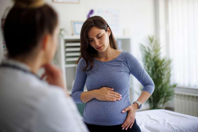 Mulher grávida em consulta com médica