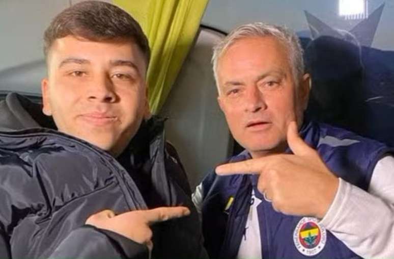 Reprodução - Legenda: Mourinho e o torcedor Alper Melek