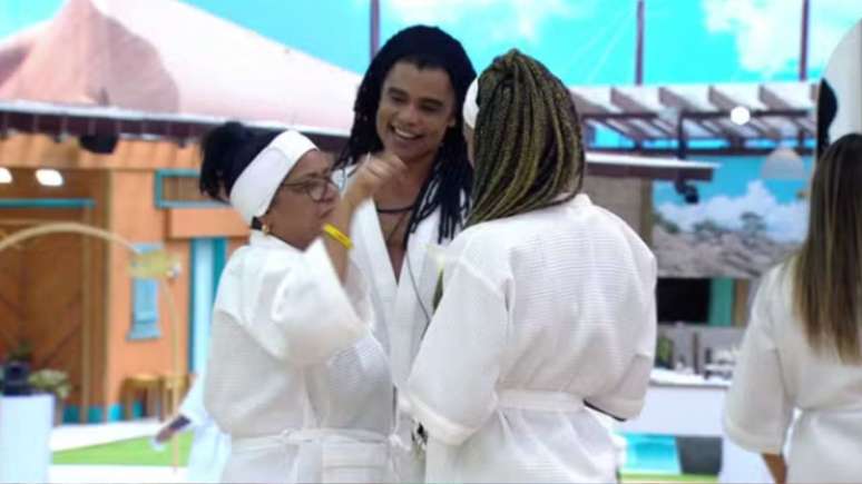 Delma alfineta Diogo e Aline