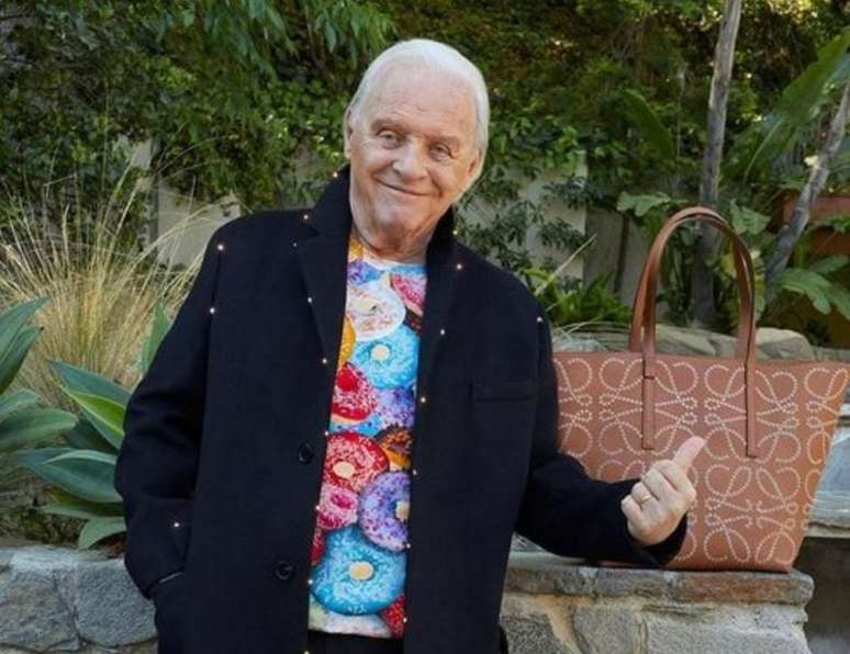 O experiente Anthony Hopkins nasceu em 31 de dezembro de 1937, no Pa&iacute;s de Gales, e &eacute; um dos maiores atores da hist&oacute;ria do cinema. Famoso por pap&eacute;is como Hannibal Lecter em "O Sil&ecirc;ncio dos Inocentes", recebeu dois Oscars e in&uacute;meros pr&ecirc;mios internacionais.