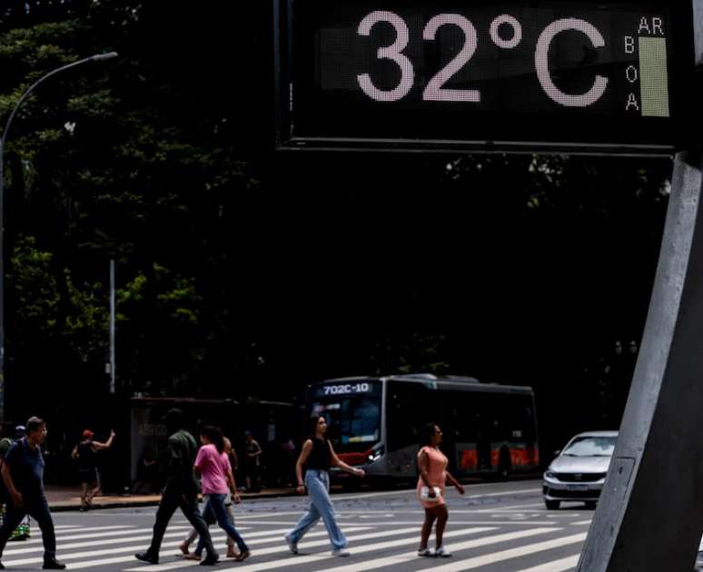 Na foto, pedestres enfrentam forte calor no centro de São Paulo.