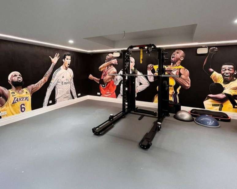 Obra de arte com ídolos do esporte na parede da academia de Vini Jr –