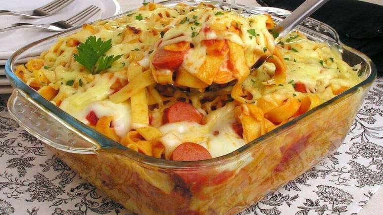 Bakery paste with sausage: full and cheap meal