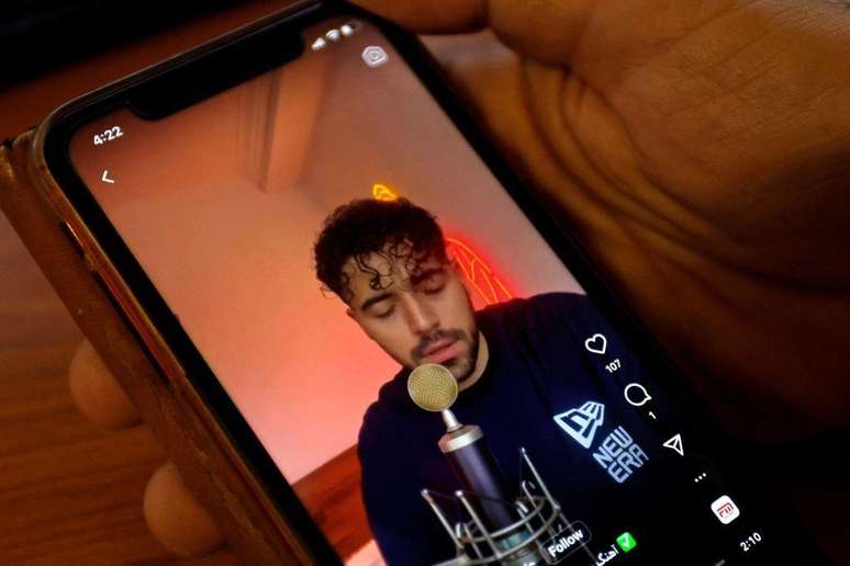 Shervin Hajipour, ganhador do Grammy, foi obrigado a estudar e resumir livros religiosos