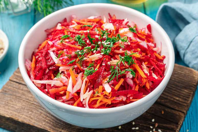 Salada detox colorida