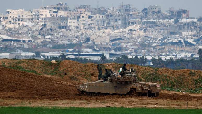 Um tanque de guerra no lado israelense da fronteira com a Faixa de Gaza. 