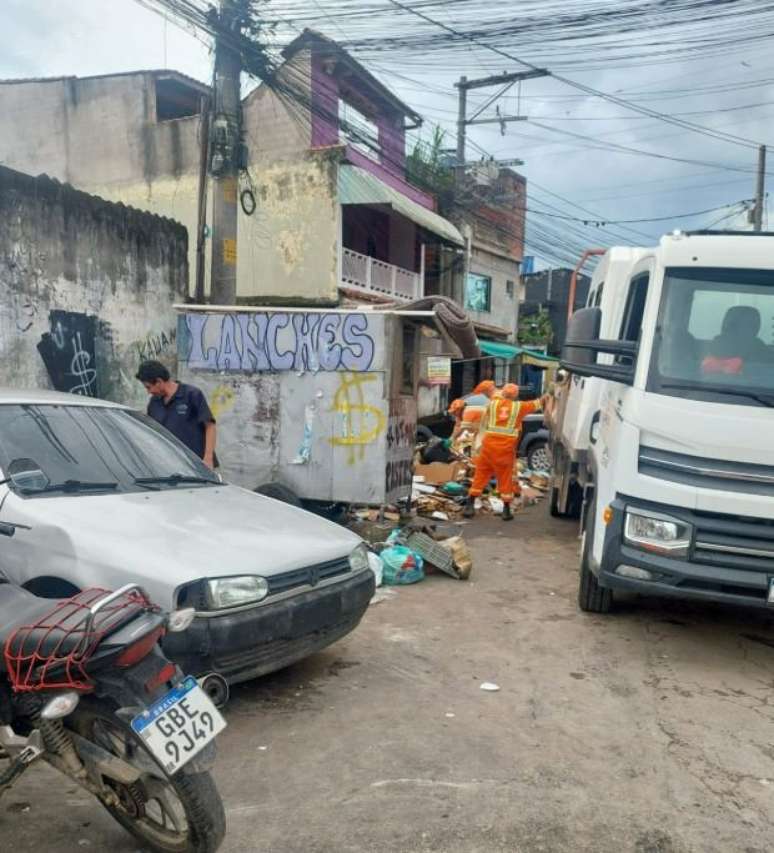 Equipes da prefeitura retiram entulhos enquanto o céu anuncia nova chuva. Alagamentos na várzea do Tietê são históricos.