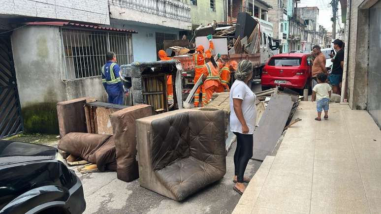 A comunicação é imprescindível para se organizar e retomar a vida após as enchentes. Grupos de mensagens bombam.