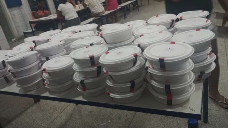 “Ainda tem marmitas”, diz a legenda da foto que começa a circular às 7h49 do domingo, 2 de fevereiro, segundo dia da enchente.