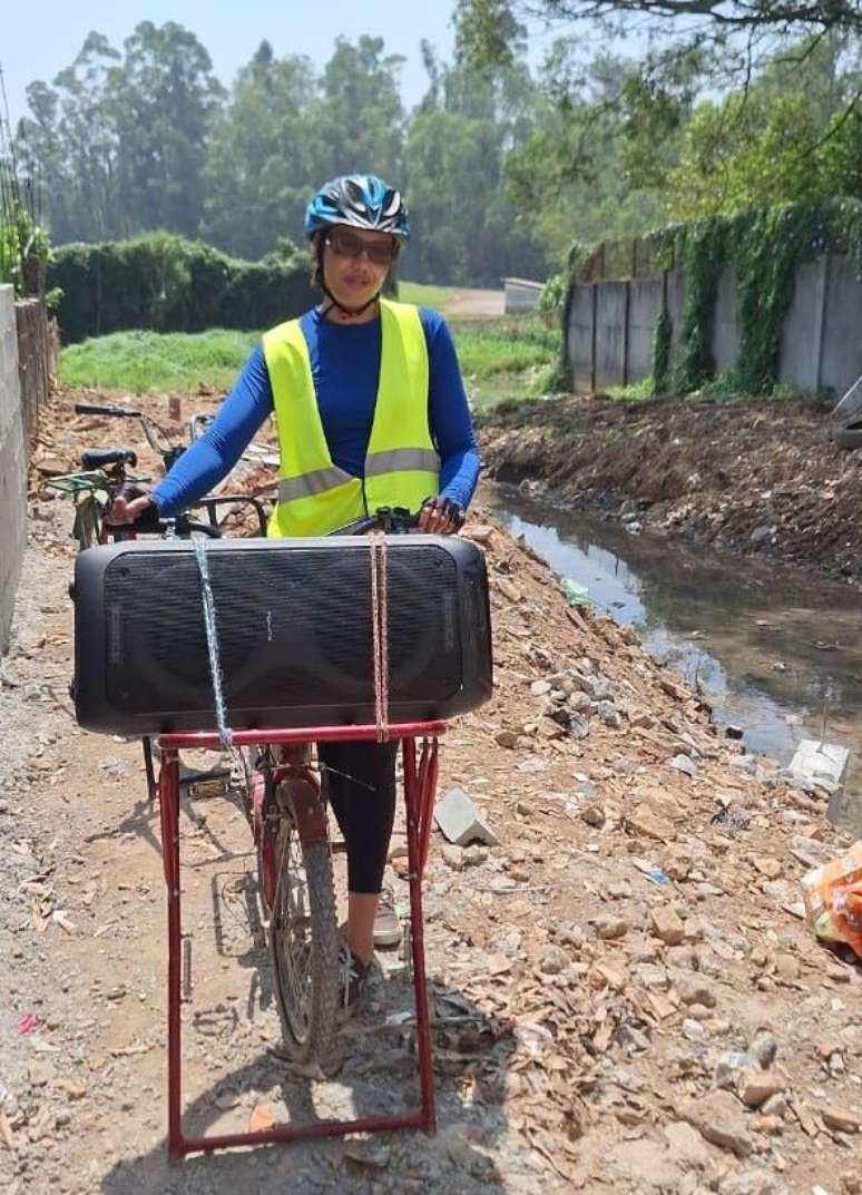 Gisele Fernanda trabalha fazendo alertas climáticos na região, teve a casa alagada e permaneceu na ajuda à vítimas. 