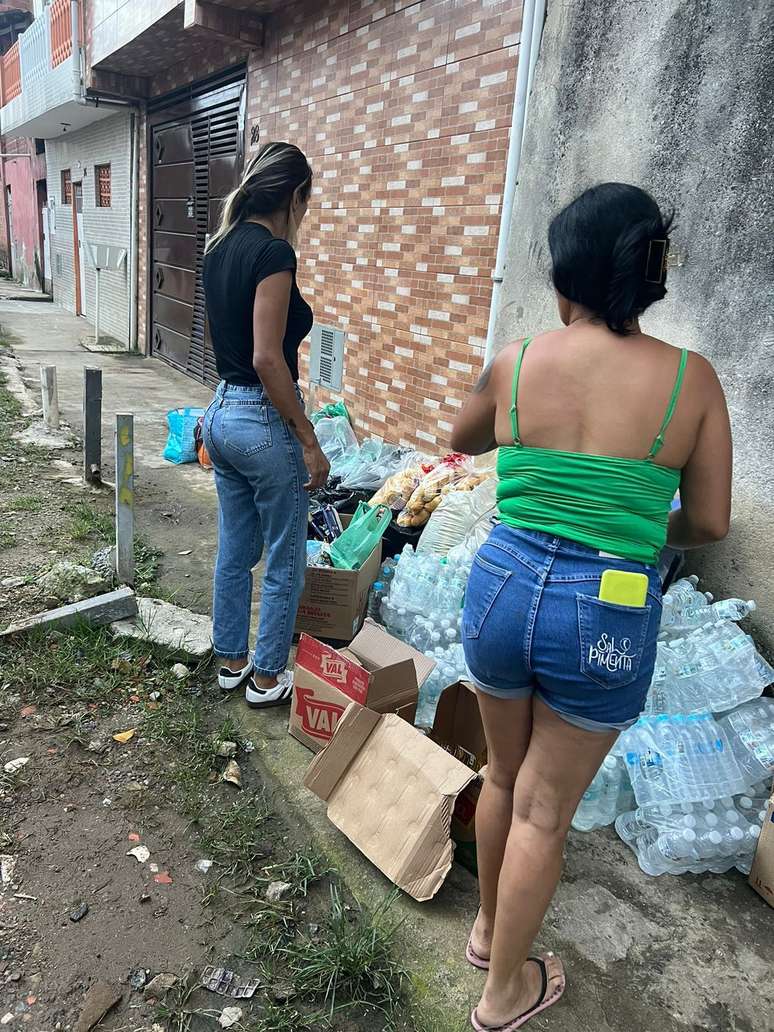 Celular no bolso de moradora do Jardim Lapenna, zona leste de São Paulo. Redes sociais e grupos de mensagens são ferramentas.