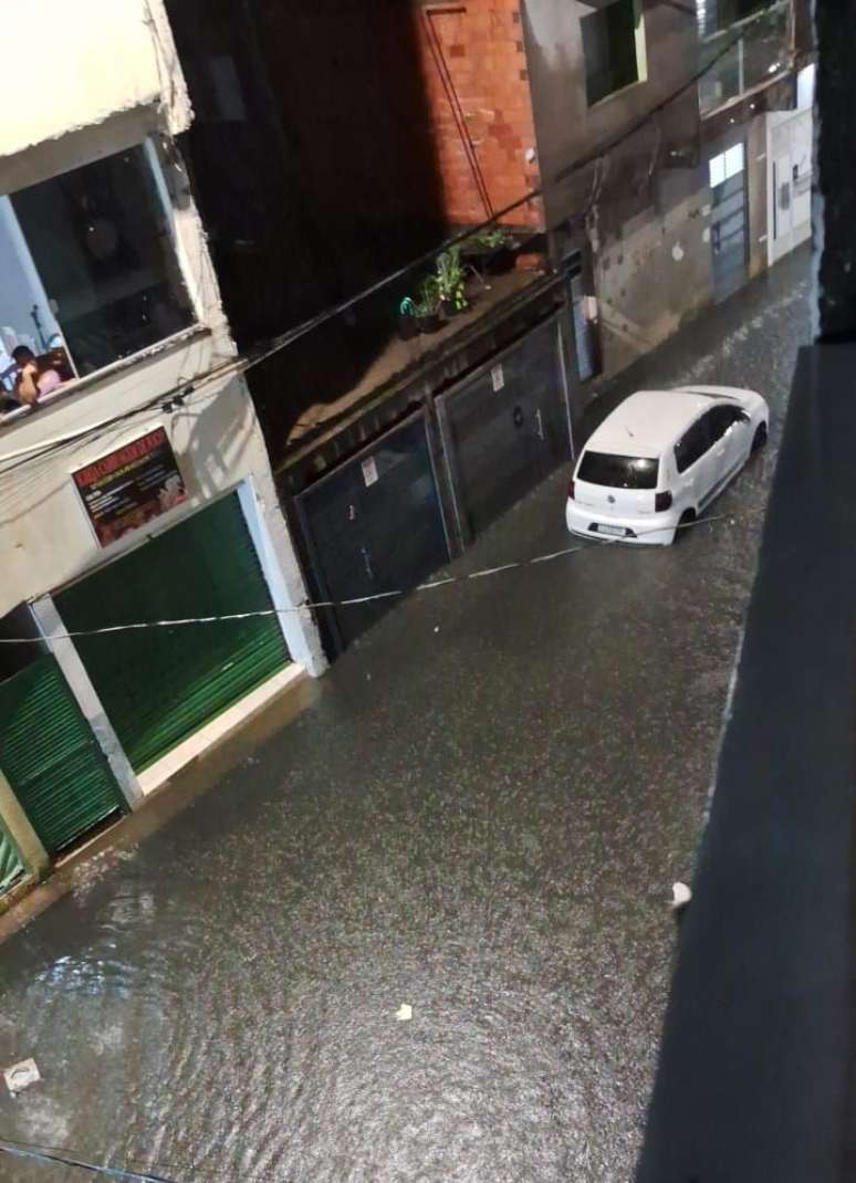 Uma das primeiras fotos da enchente no Jardim Lapenna. Foi enviada às 4h17 da madrugada de sábado, 1 de fevereiro. 