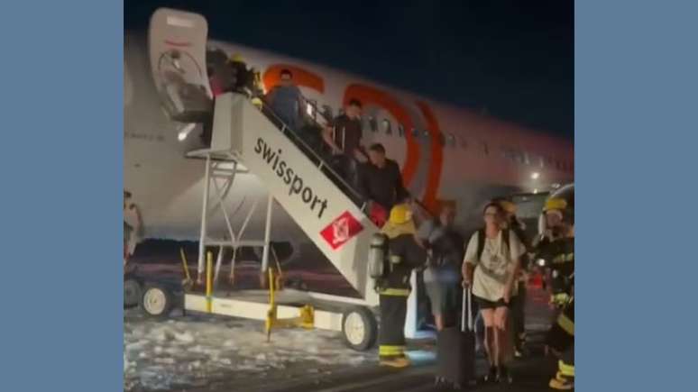 Avião colide em carro na pista ao decolar no Aeroporto do Galeão