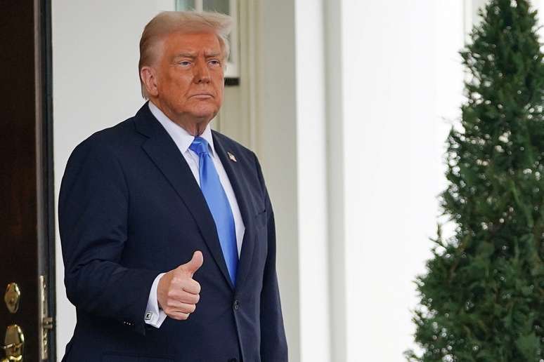 Presidente dos Estados Unidos, Donald Trump, sinaliza com a mão