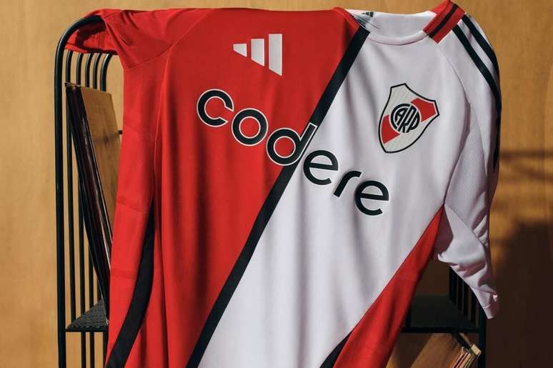 Nueva camisa tiene un modelo sin precedentes de la historia del club -