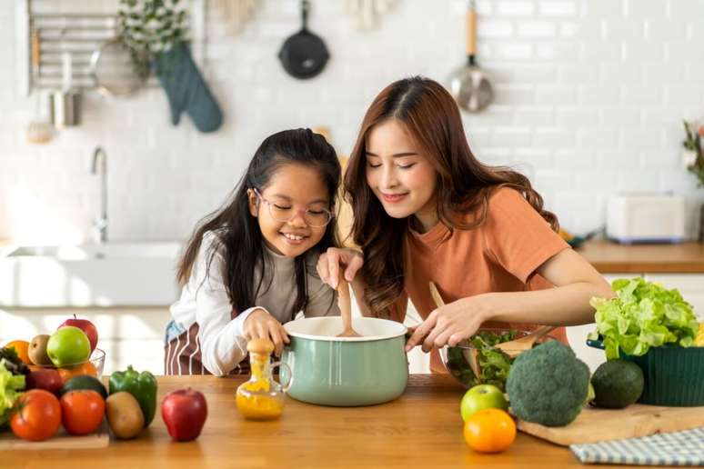 Envolver as crianças na escolha dos ingredientes e no preparo desperta a curiosidade e o interesse delas 