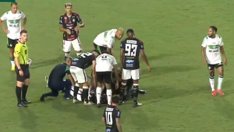 Momento em que o volante Jacy, do Operário, caiu em campo. 