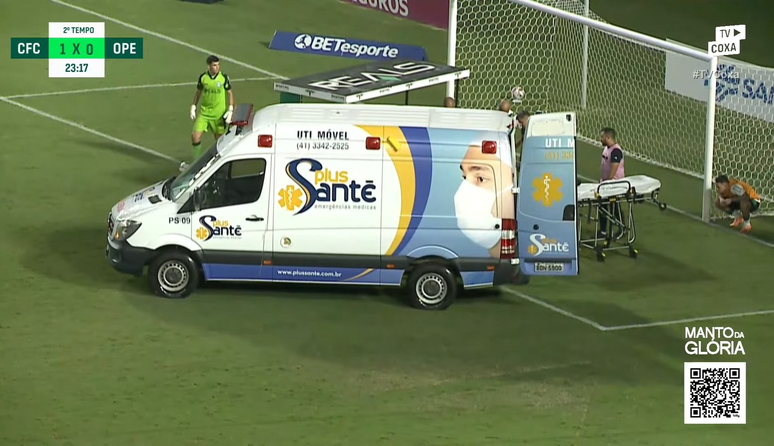 Ambulância leva o zagueiro Thalisson, do Coritiba. 