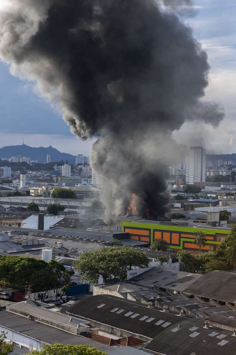 As chamas puderam ser vistas da Marginal Tiet&ecirc;.
