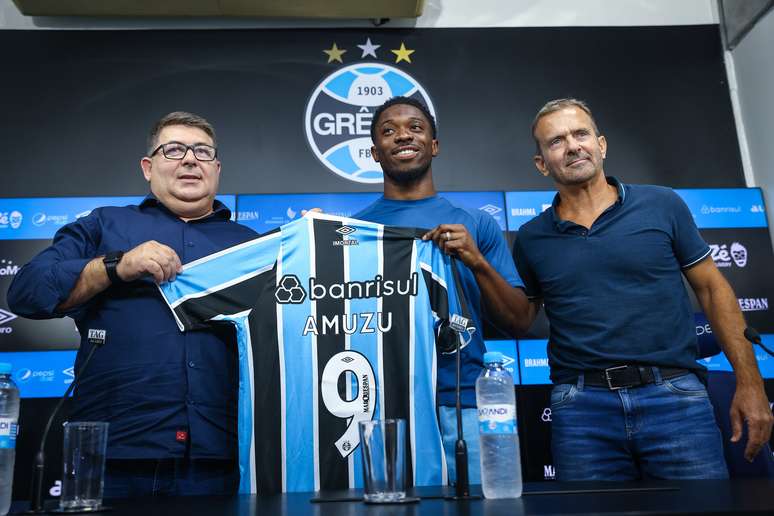 Amuzu é apresentado pelo Grêmio.
