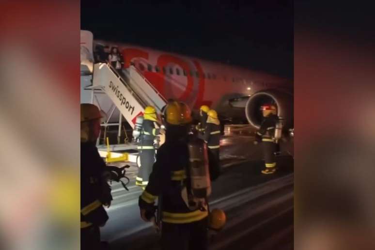 Gol 비행기는 리오의 Galeão Airport의 유지 보수 차량과 충돌했습니다.