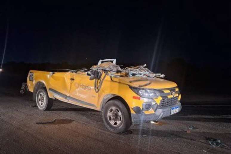 Veículo ficou completamente destruído após colisão