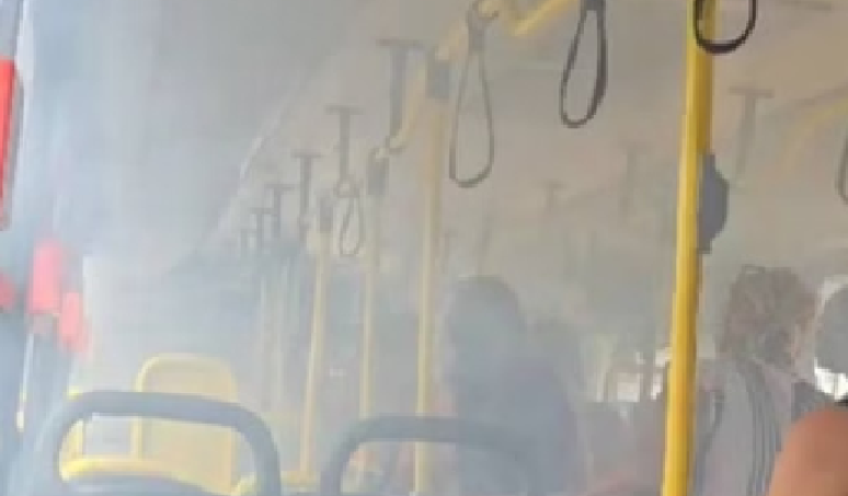 Celular pega fogo no bolso de passageira dentro de ônibus 
