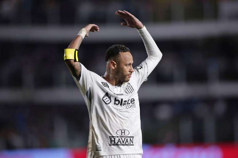 Neymar (Santos) chamando a torcida ap&oacute;s realizar grande jogada em sua reestreia pelo Santos, no dia 05.02.2025&nbsp;