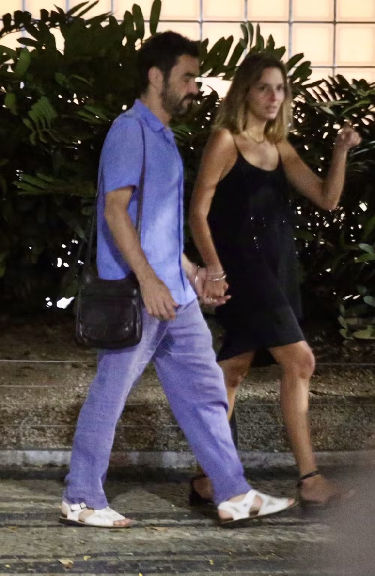 Caio Blat &eacute; flagrado aos beijos ap&oacute;s separa&ccedil;&atilde;o