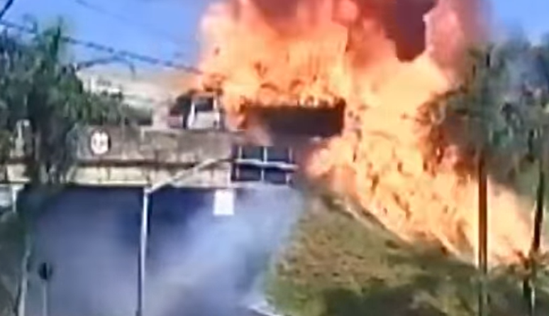 Caminhão-tanque explode após colisão e motorista pula de viaduto no Paraná
