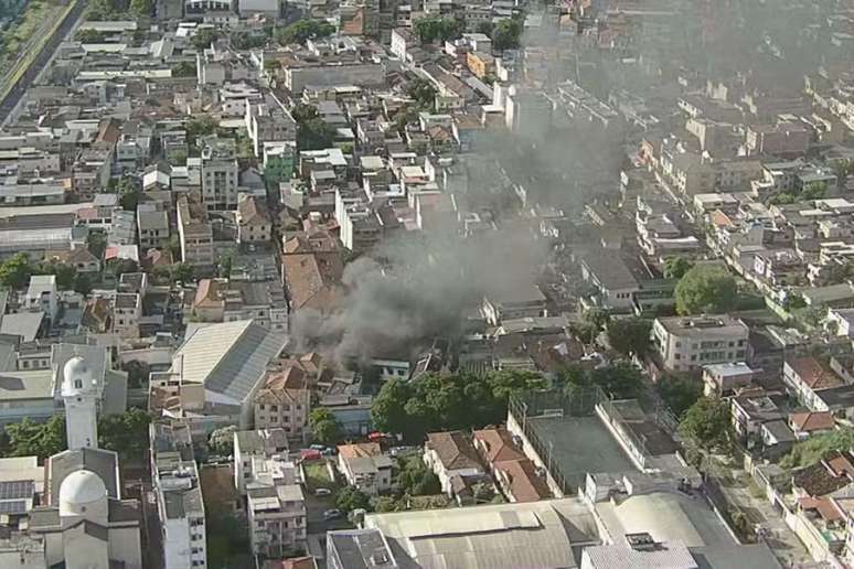 Um incêndio destruiu uma confecção em Ramos, na Zona Norte do Rio de Janeiro, nesta quarta-feira, 12