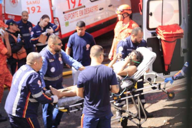 Ao menos 17 pessoas foram resgatadas do incêndio