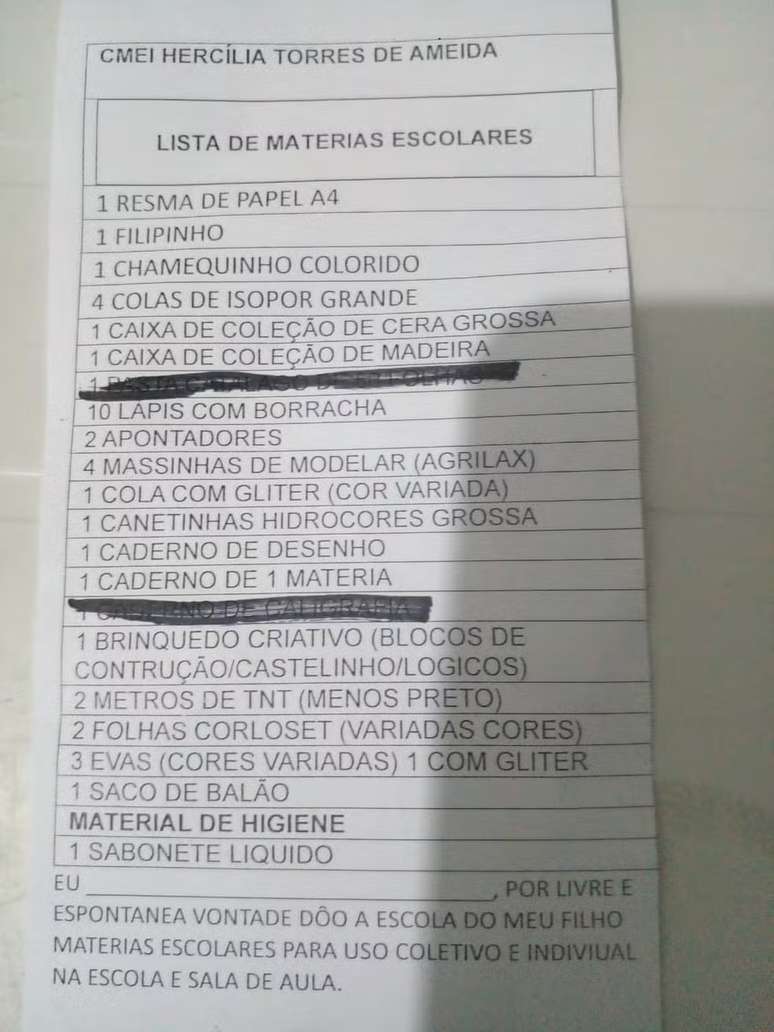 Lista de materiais entregue aos pais de alunos pedia assinatura