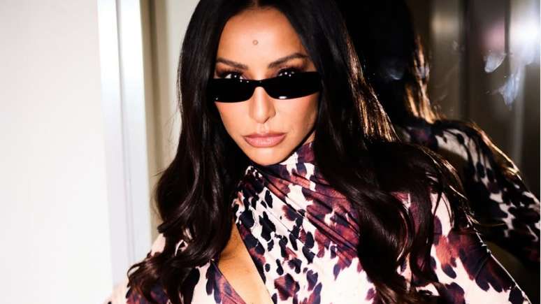 Sabrina Sato aposta em look ousadíssimo com recortes e impressiona fãs: ‘Saí assim’