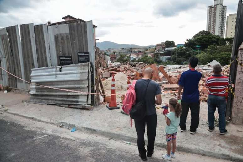 Pessoas observam terreno onde prédio em construção desabou, na Vila Nova Cachoeirinha, na manhã desta quinta-feira: dois feridos.