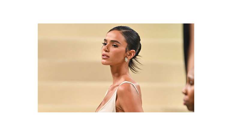 No MET Gala 2024, Bruna Marquezine apostou no cabelo curto bem esticado com um coque médio, deixando alguns fios lisos saltando para fora.