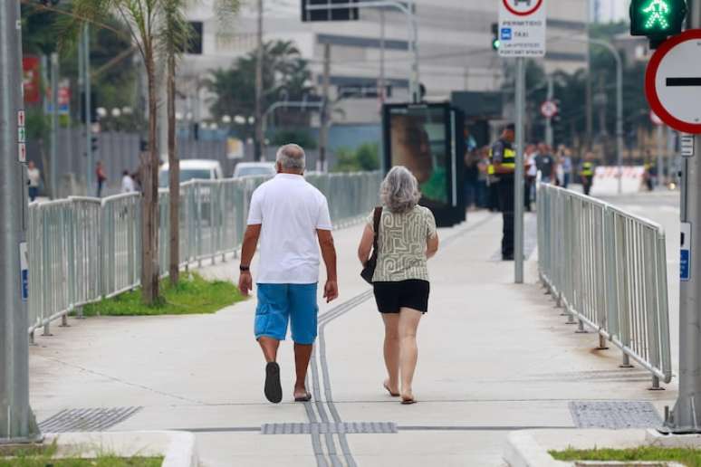 Canteiro central da avenida foi alargado e reformado, recebendo novos pontos de &ocirc;nibus e mudas de plantas.
