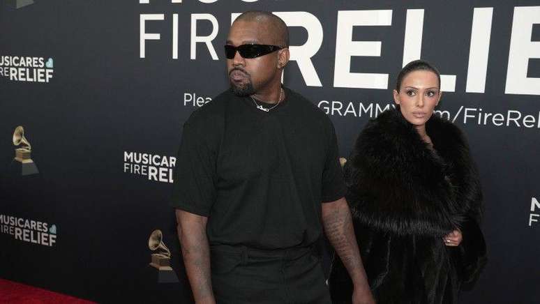 Kanye West (com sua esposa, Bianca Censori) fez declara&ccedil;&otilde;es antissemitas no X e vendeu camisetas com su&aacute;sticas em sua loja online