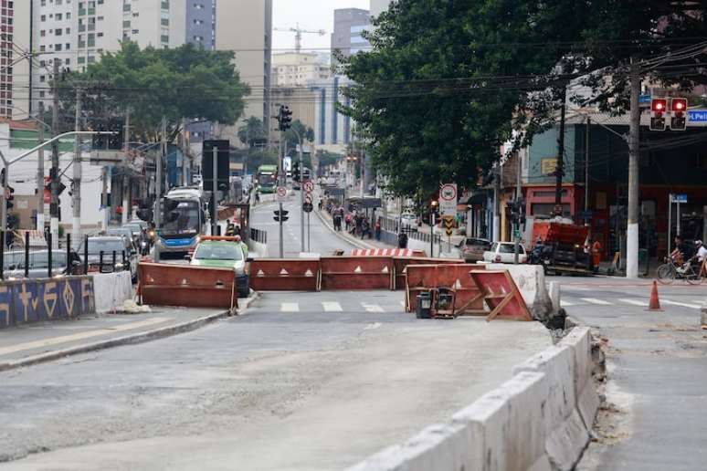 Obra acontece com canteiro central na Avenida Santo Amaro, entre a Rua Afonso Braz e a Rua Periquito.