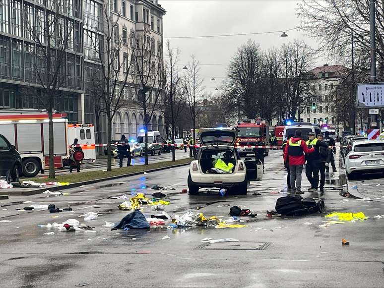 A pol&iacute;cia protege a &aacute;rea depois que um carro atingiu uma multid&atilde;o em Munique, Alemanha, em 13 de fevereiro de 2025, ferindo v&aacute;rias pessoas. 