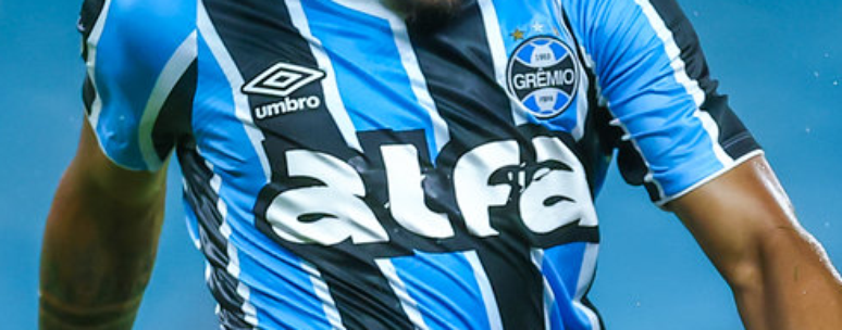 A camisa do Grêmio com o novo patrocinador máster sobrepondo a antiga parceria. 