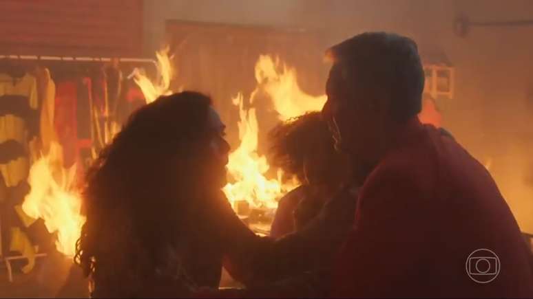 A novela da Globo Volta por Cima teve cena de incêndio em barracão