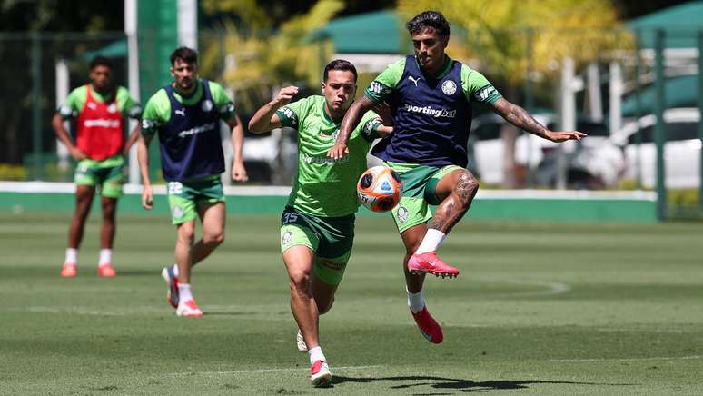 Fabinho dan Facundo Torres (D), dari Se Palmiras, selama kamp pelatihan. (