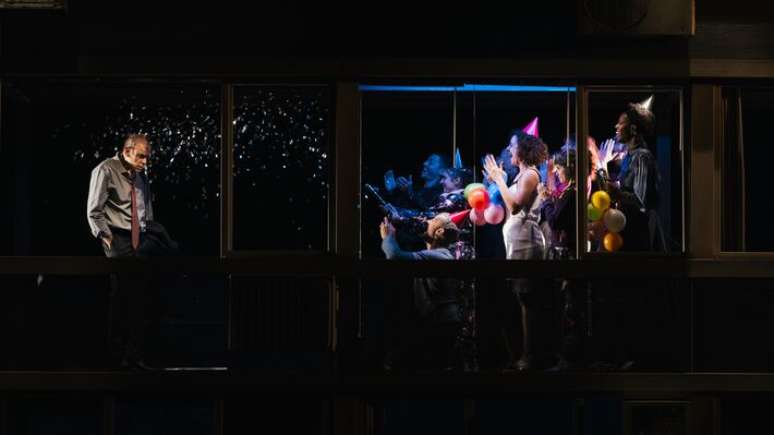 Cena de 'Avenida Paulista, da Consola&ccedil;&atilde;o ao Para&iacute;so', de Felipe Hirsch