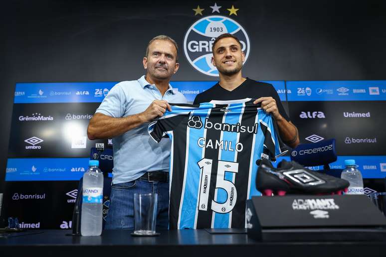 Camilo é apresentado no Grêmio.