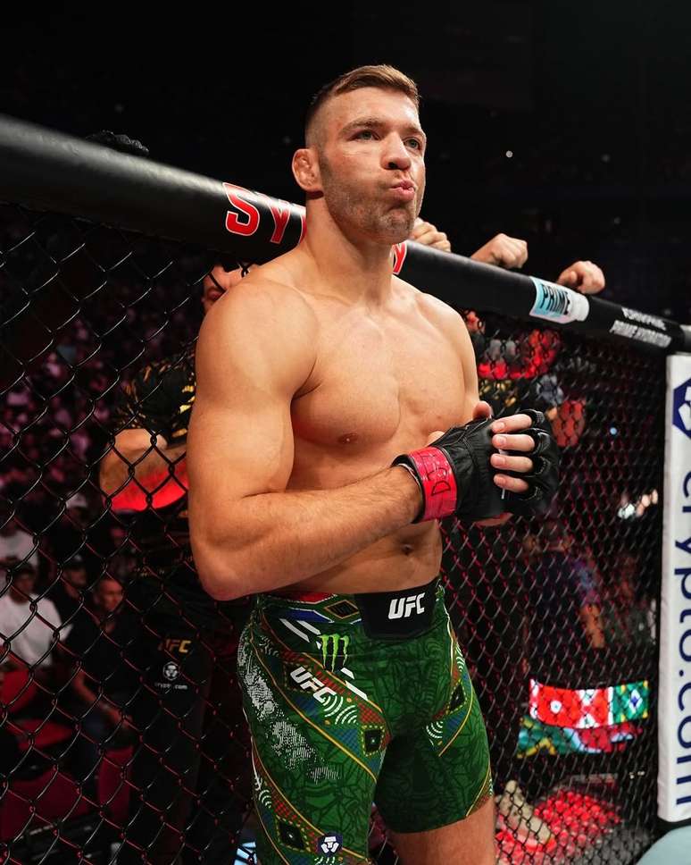 Dricus du Plessis espera pelo próximo desafiante do UFC 