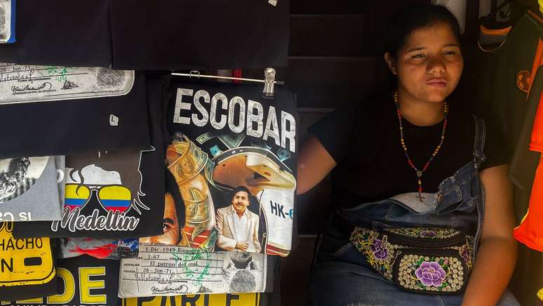 La comerciante Joanna Montoa dice que los recuerdos de Pablo Escobar le brindan un ingreso importante para ella